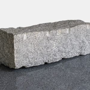 Kamień murowy surowo-łupany drobnoziarnisty jasnoszary