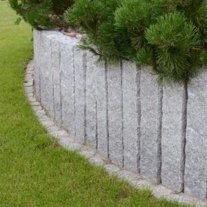 Palisada granitowa surowo-łupana jasnoszara