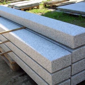 Palisada granitowa cięto-łupana płomieniowana jasnoszara